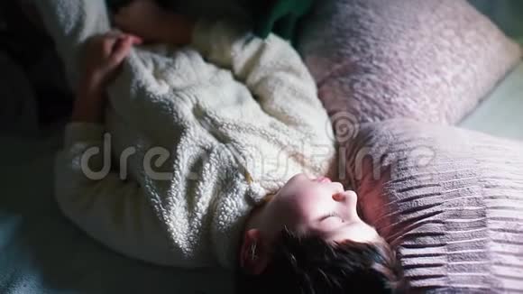 一个熟睡的孩子晚上在他的房间里特写视频的预览图
