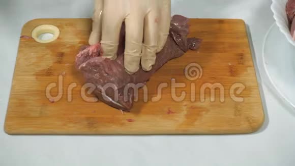 野麋鹿肉的切割深色生肉加工在木切割板上切割视频的预览图