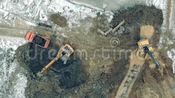 现代拖拉机在采石场工作挖土方工业采石场施工挖掘机工作视频的预览图
