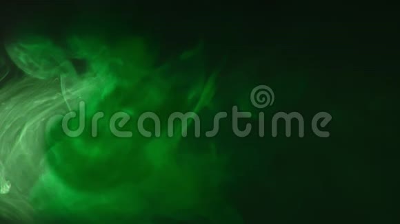 绿色油漆滴在水中混合缓慢运动光滑的墨水从水下旋转和飞溅墨上筠视频的预览图