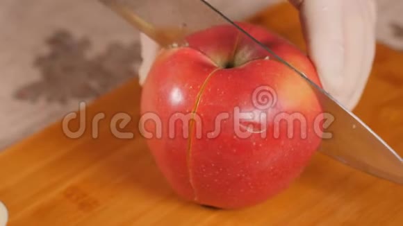 在木板上切苹果水果散了切片在不同的方向上脱落视频的预览图