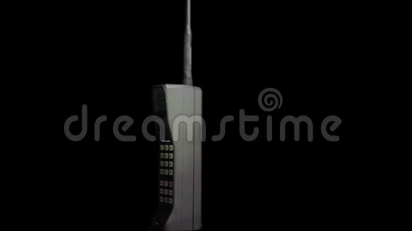 黑色背景旧老式手机视频的预览图
