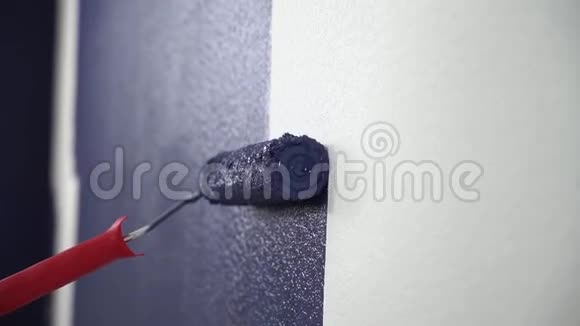 封闭靠垫将白色墙壁涂成蓝色油漆用的白色壁纸是用特殊的油漆滚筒油漆的视频的预览图