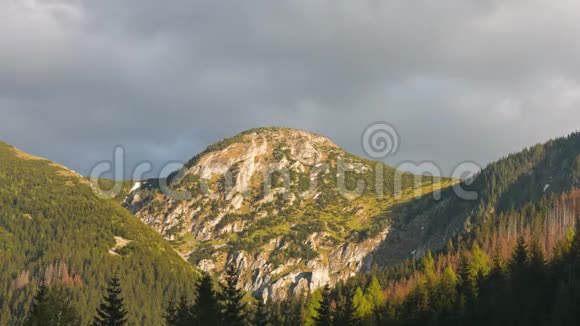 波兰山上森林覆盖的Tatry绿峰视频的预览图