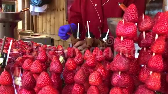 匈牙利街市场销售草莓小吃近景布达佩斯市中心视频的预览图