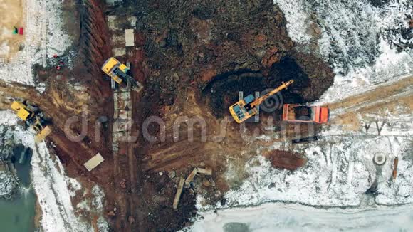 在施工现场工作的工业机械黄色拖拉机在采石场工作时挖土视频的预览图