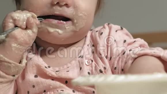 小学步的女孩吃粥视频的预览图