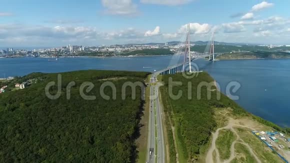 从符拉迪沃斯托克到拉斯基岛的长斜拉公路桥视频的预览图