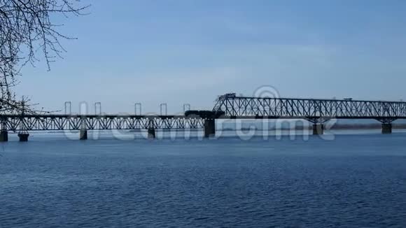 机车骑在桥上铁路大桥过江阳光明媚的春天视频的预览图