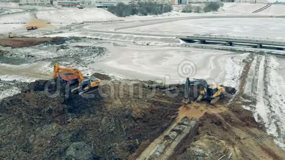黄色挖掘机在采石场工作挖土方视频的预览图