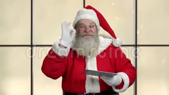 圣诞老人展示数字平板电脑视频的预览图
