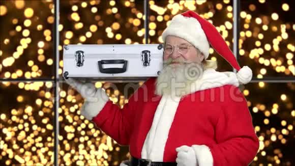 老圣诞老人正在用钱打开金属箱视频的预览图