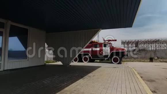 消防服务的复古车靠近一座废弃的建筑视频的预览图