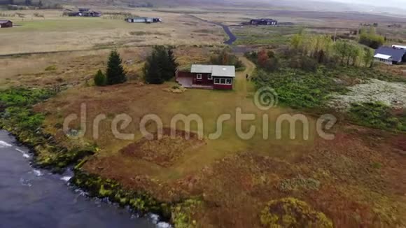 冰岛湖屋的鸟瞰图视频的预览图
