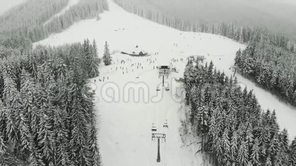 喀尔巴阡滑雪胜地的俯视图视频的预览图