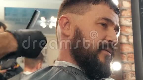 理发师用剪头刀剪发给男性客户视频的预览图