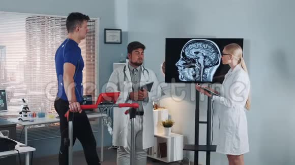 多种族医生谈论运动员脑部核磁共振视频的预览图
