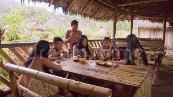 土著人吃可可水果视频的预览图