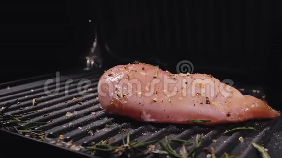 美味多汁的肉排在烤架上烹饪烤鲜鸡胸肉把鸡排放在电动上视频的预览图