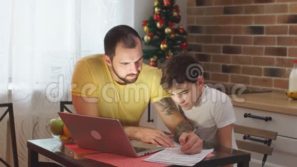 年轻的父亲和在家学习的孩子视频的预览图