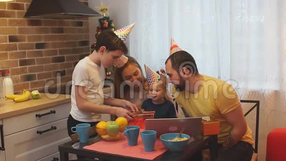 幸福的家庭观念女儿女儿生日快乐视频的预览图
