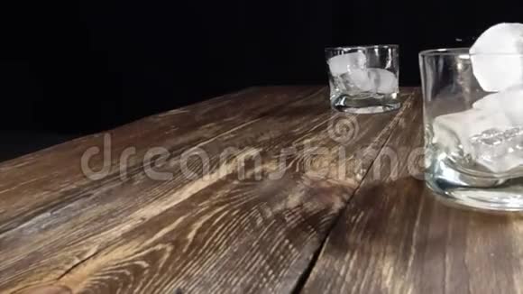 冰块掉进玻璃杯里慢动作视频的预览图