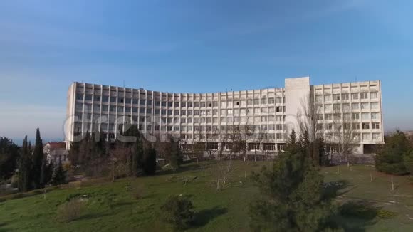 大学里塞瓦斯托波尔的建筑造型奇特克里米亚a视频的预览图