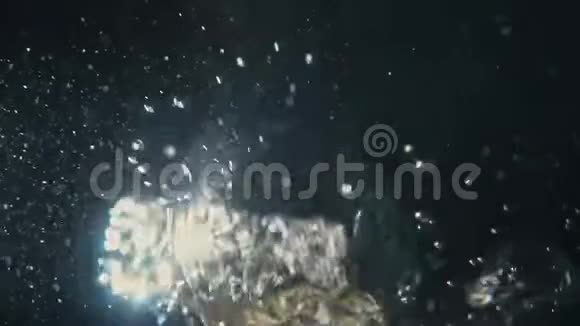 视频水下彩色气泡上升到表面缓慢运动180fps关闭清爽的苏打水视频的预览图