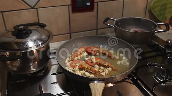 把欧芹放在煮虾的锅上视频的预览图
