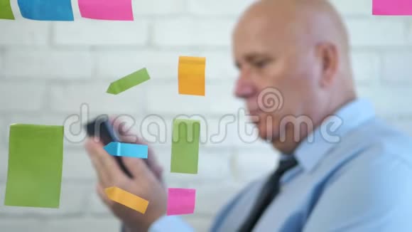 彩色黏贴笔记和商人在Blur文字使用移动后窗口视频的预览图