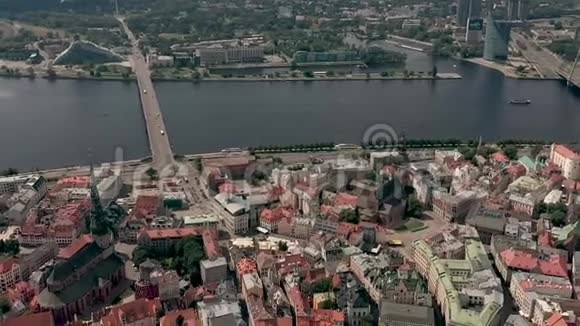 里加拉脱维亚2019年5月空中全景图里加古城中心和道加瓦河石桥视频的预览图