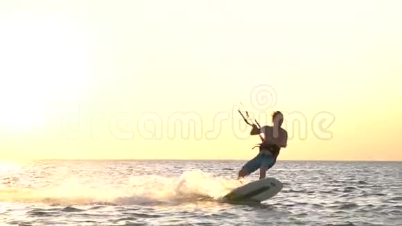 埃及死海青年风筝冲浪尝试跳跃失败视频的预览图