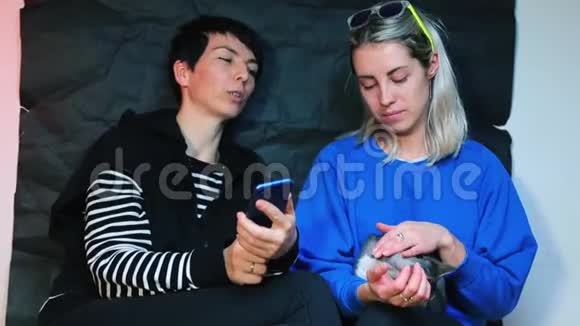 两个学生坐在俱乐部聚会的长凳上视频的预览图