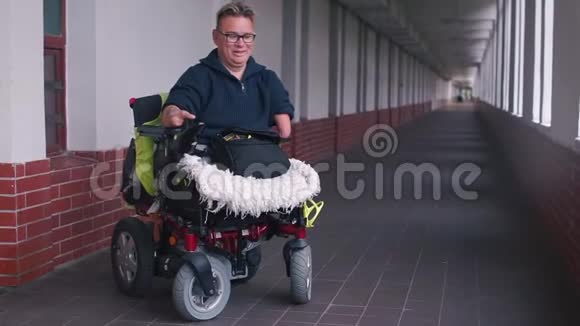 没有胳膊和腿的残疾妇女戴着眼镜坐在轮椅上视频的预览图