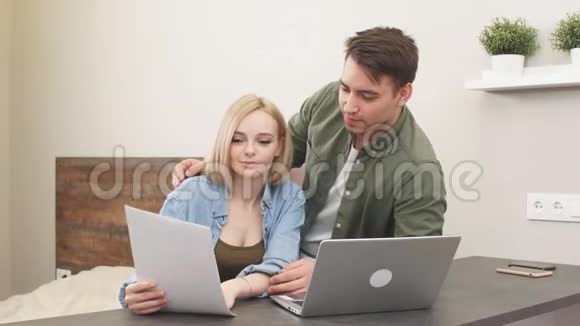 漂亮的已婚夫妇在网上核对租金或国内账单视频的预览图
