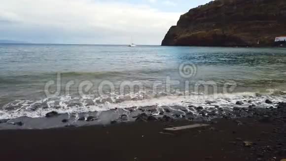 4K视频葡萄牙马德拉岛火山成因的黑沙滩上的大西洋小波浪在那里视频的预览图