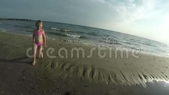 小女孩沿着海岸线跑来拥抱她妈妈视频的预览图