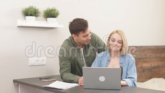 美丽可爱的白种人夫妇做笔记买新公寓或抵押贷款视频的预览图