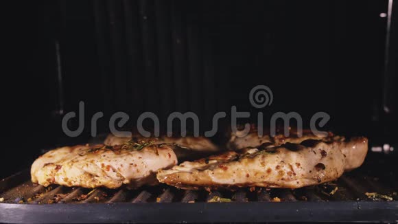 美味多汁的肉排在烤架上烹饪烹饪烤鲜鸡胸肉电动炸鸡片视频的预览图