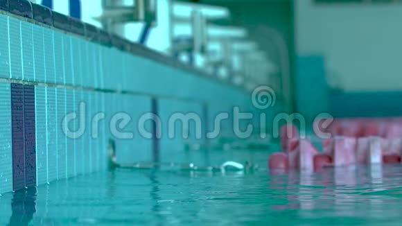 游泳结束从游泳池出来的戴护目镜的职业少女游泳者的肖像女子完完整整视频的预览图