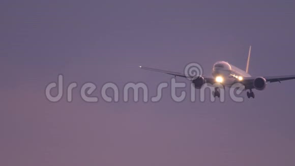 在日落的背景下飞机在海洋上空靠近视频的预览图