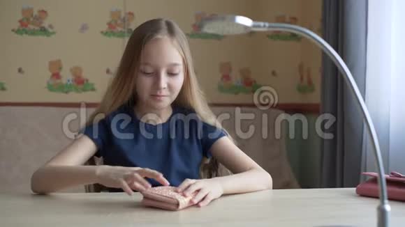 女孩在家看钱包在纸上写作视频的预览图