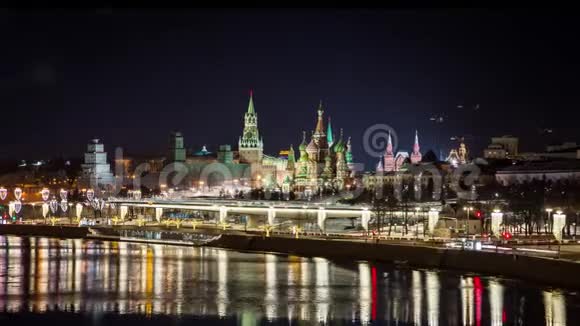 克里姆林宫圣巴西尔大教堂扎里亚戴公园和晚上的吊桥俄罗斯莫斯科视频的预览图