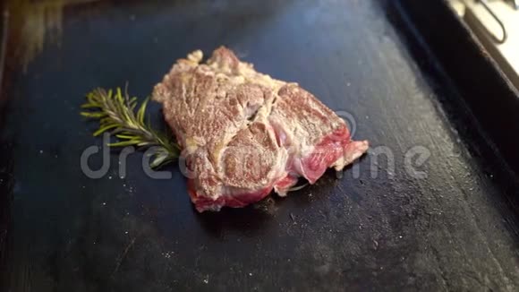 用迷迭香热盘炸大块肉视频的预览图