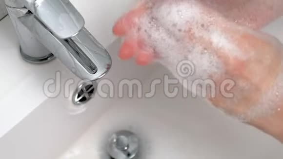 一个男人在浴室里用肥皂洗手卫生视频的预览图
