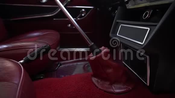内部带有红色座椅的复古旧车汽车红色轿车的齿轮箱视频的预览图