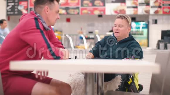 一个残疾妇女在餐馆和男朋友约会视频的预览图