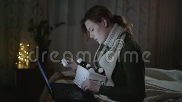 健康护理不健康的喉咙痛的女人在网上咨询医生选择一种治疗疾病的方法同时坐着视频的预览图