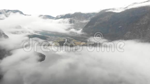 无人机鸟瞰飞越奥地利哈尔斯塔特视频的预览图
