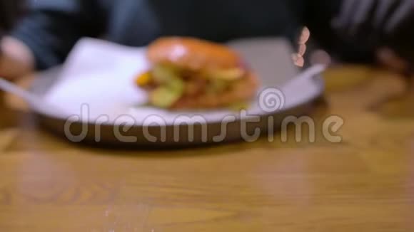 在盘子里放一个大汉堡视频的预览图